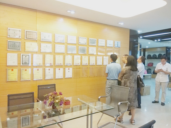 滁州商会考察团赴恒源祥箱包工厂广州索高箱包制造有限公司参观考察(图4)